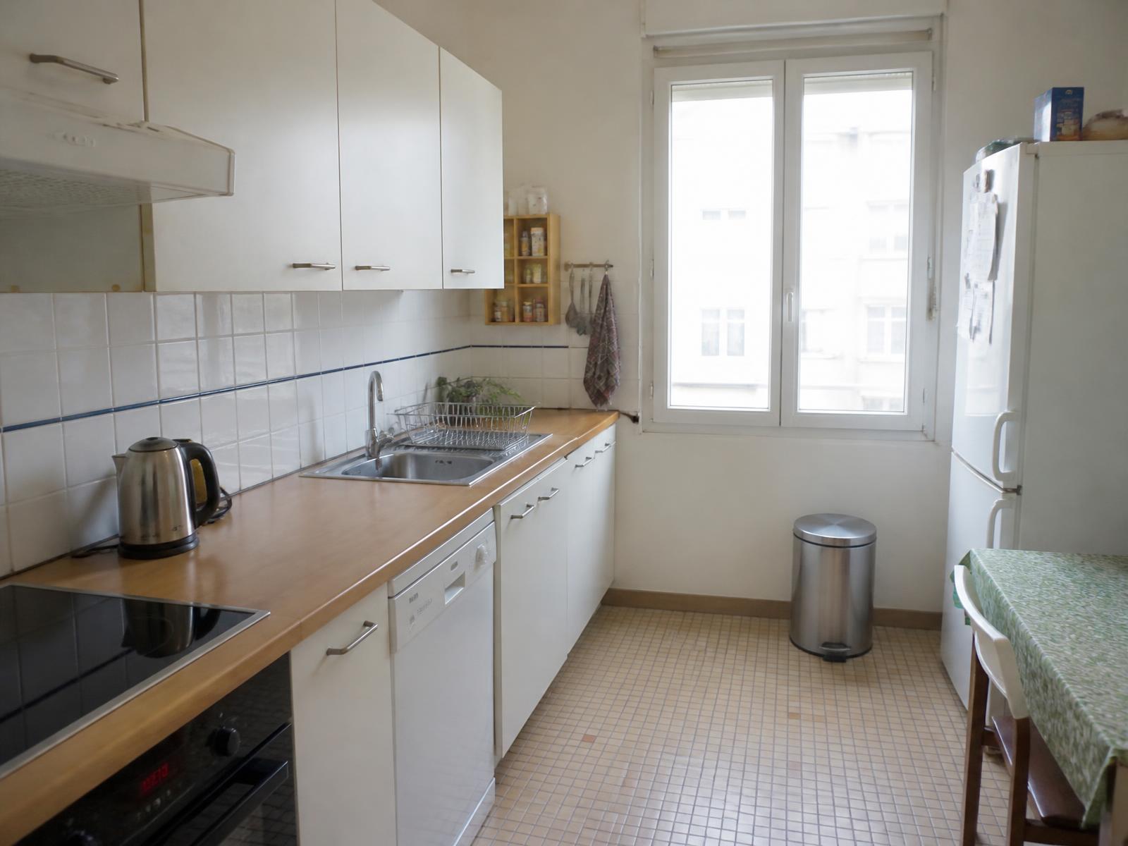 Cuisine simple et propre d'un appartement à Villeurbanne